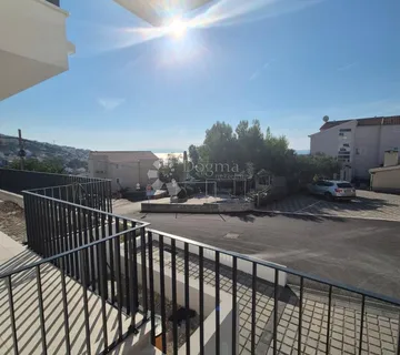 NOVOGRADNJA – MODERAN STAN (S4) S TERASAMA I POGLEDOM NA MORE, MANJE OD 150 m OD PLAŽE – OKRUG GORNJI - Okrug Gornji, Okrug