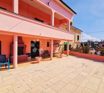 Prostrana dvojna kuća u mirnom selu nadomak Svetvinčenta - Štokovci, Svetvinčenat