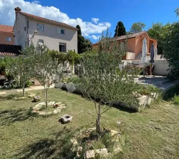 ISTARSKO IMANJE S DVIJE KUĆE I POGLEDOM NA MORE - cover