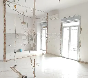 BELVEDER – 3S+DB s velikim dnevnim prostorom (32 m²), balkon, projekt adaptacije i nova PVC stolarija uključena - Rijeka