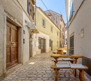 Kuća Za Prekrasan Apartmanski Projekt U Centru Rovinja
