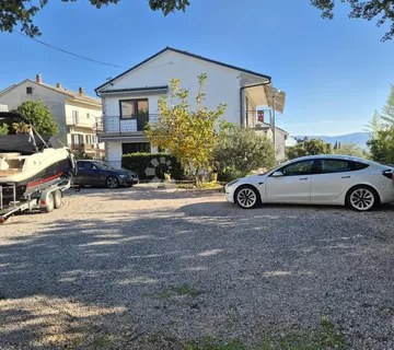 VIŠESTANBENA KUĆA S 11 APARTMANA - cover