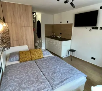 Crikvenica, centar, novouređena kamena kuća,100 m od plaže! - cover