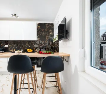 LUKSUZNI 2-sobni stan s terasom u centru Splita,75 m²