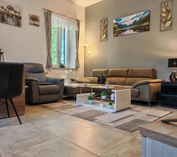 ETAŽA KUĆE S DVORIŠTEM NA STOJI – 200m OD MORA - cover