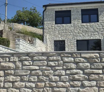 Renovirana kuća s bazenom i velikim dvorištem - cover