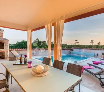 MARČANA KUĆA ZA ODMOR SA BAZENOM - cover