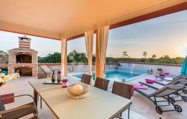 MARČANA KUĆA ZA ODMOR SA BAZENOM - cover