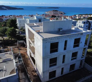 PRIMOŠTEN- STAN S GRIJANIM BAZENOM NA TOP LOKACIJI - cover