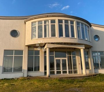 Najam-izuzetna hala 1350 m2u Sl.Brodu! - cover