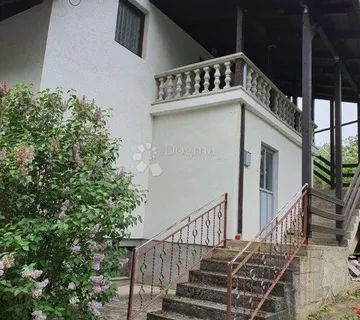 Tounj samostojeća kuća s većom okućnicom