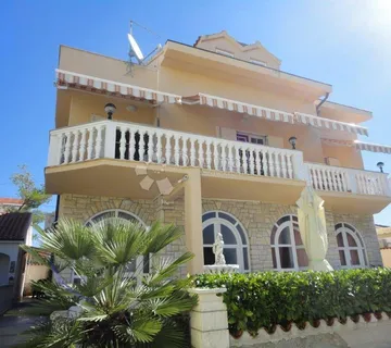 Apartmanska kuća u Srimi na samoj plaži - Srima, Vodice