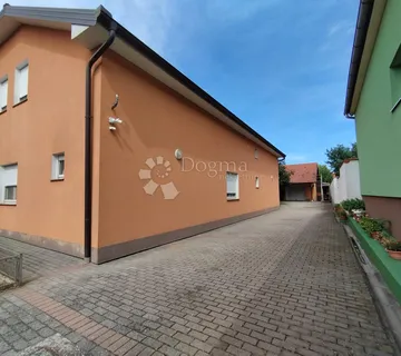 Kuća s dušom i predivnom okućnicom stvorena za uživanje. - Vukovar