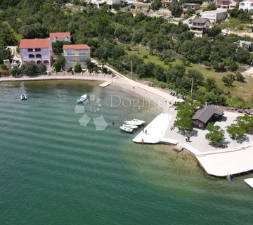 MASLENICA - GRAĐEVINSKO ZEMLJIŠTE 2401m2 - Maslenica, Jasenice
