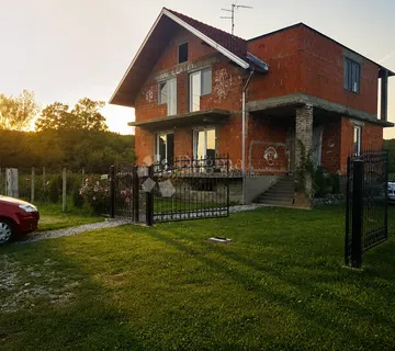 Obiteljska kuća s velikim poljoprivrednim imanjem - Trnava, Gornji Bogićevci
