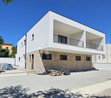 Moderna dvojna kuća u okolici Umaga s bazenom