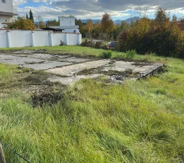 PRODAJE SE GRAĐEVINSKO ZEMLJIŠTE U GOSPIĆ 350 m2