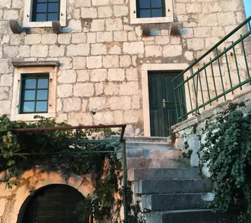 PODGORA - Autentična kamena kuća 157m
