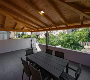 Centar Šibenika, Kuća + Pp
