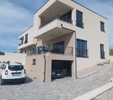 Vodice Duplex Kuća Na Atraktivnoj Lokaciji Sa Prekrasnim Pogledom