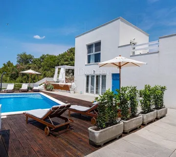 Dugi otok, vila s bazenom - Žman, Sali