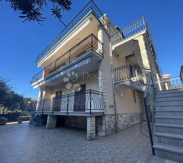 Umag, Prvi Red, Kuća S Apartmanima