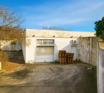 Industrijska hala 340m2 + veliko zemljište u Pazinu. Idealno za skladište i proizvodnju - cover