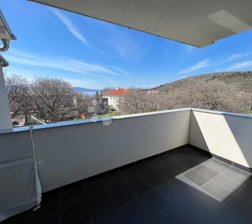 Etaža kuće sa dva apartmana,Novi Vinodolski - cover