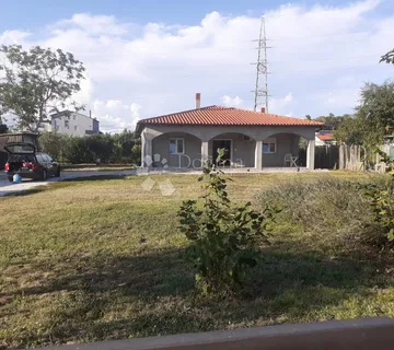 Sunčana prizemnica s velikom okućnicom nedaleko Pule - Pula