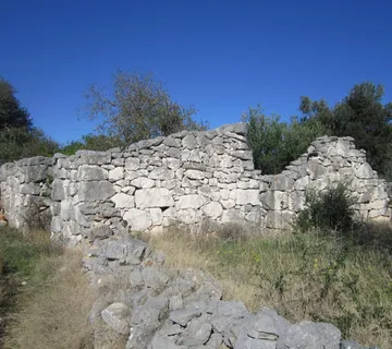 Vinišće - kuća s projektom i započetom gradnjom! - cover