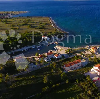 VIR-Građevinsko zemljište od 7500 m2  40-ak metara od mora - cover