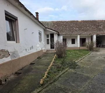 Kuća za renovaciju u centru Retkovaca – odlična prilika - Retkovci, Ivankovo