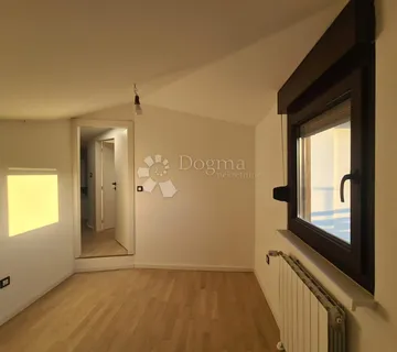 Stan s osjećajem kuće – privatni vrt 49 m², terasa i panoramski pogled, Mikulići - Zagreb