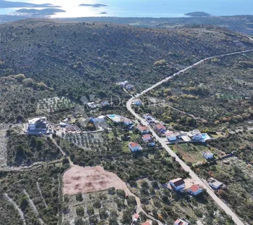 Građevinsko zemljište od 2186m2 u zaleđu Primoštena
