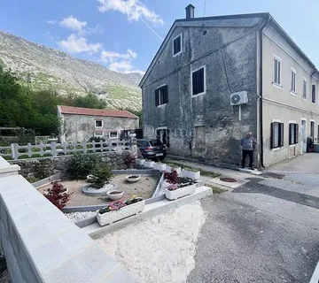 Uređena dvojna kuća sa okućnicom u Crikveničkom zaleđu - cover