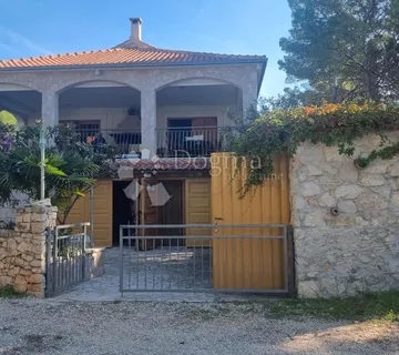 Prostrana kuća u mirnoj vali na moru - Milna