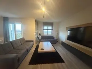 Dvoetažni stan sa bazenom na korištenje - cover