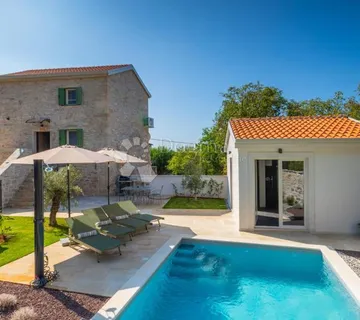 Višnjan okolica - kamena vila s bazenom na mirnoj lokaciji - cover