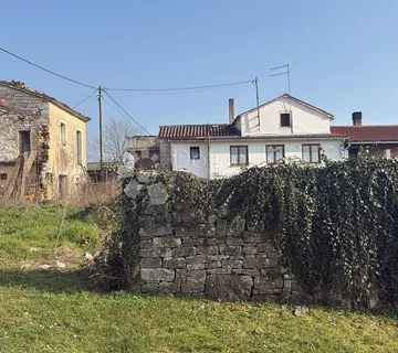 Samostojeća ruševna kuća nedaleko Baderne - cover