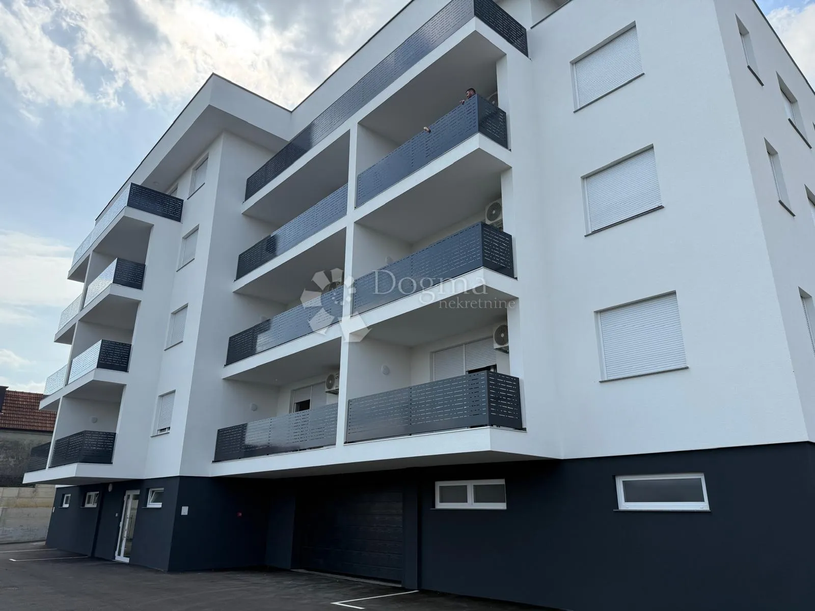 NOVI MAROF - MODERAN STAN U NOVOGRADNJI - cover