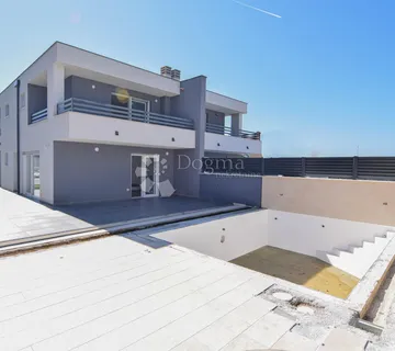Novigrad, moderna dvojna vila s bazenom i 3 spavaće sobe - cover