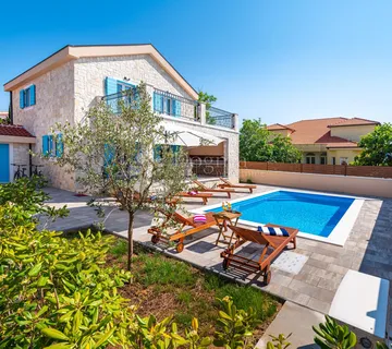 Predivna kamena vila s bazenom i uhodanim biznisom - Privlaka