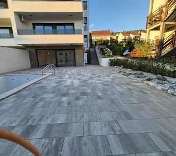 LUKSUZNI APP U NOVOGRADNJI 152m2 S BAZENOM I OKUĆNICOM 180m2 - Dramalj, Crikvenica