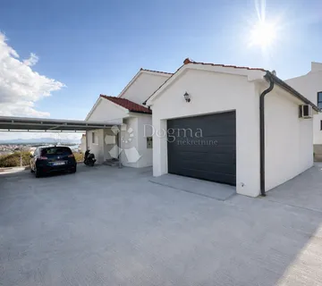 Moderna kuća s dvije stambene jedinice, garažom i velikom okućnicom, top lokacija - Vodice