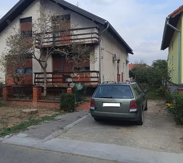 Investicijska prilika: prostrana obiteljska kuća na tri etaže u Vukovaru