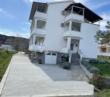 Otok Rab, Lopar, kuća sa 3 apartmana 300 m od mora!