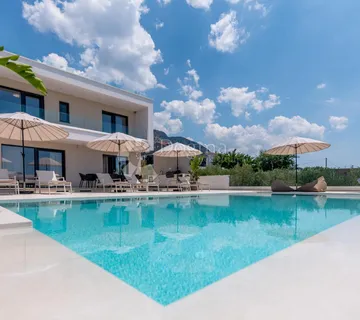 Villa Sa Bazenom I Teniskim Terenom, Podstrana - Podstrana - Grljevac, Podstrana