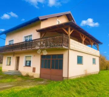 Lijepa kuća s dva stana i s  prostranom okućnicom - cover