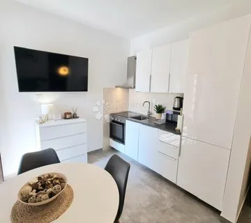 KOSTRENA, predivan stan na 500m od prve plaže - cover