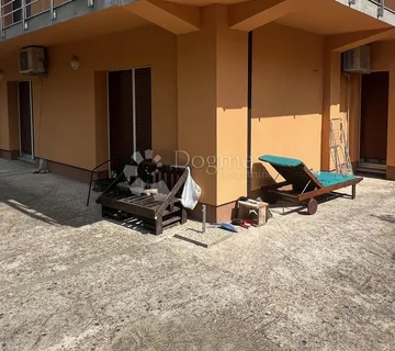 DRENOVA KOMFORAN STAN S PARKINGOM  - cover